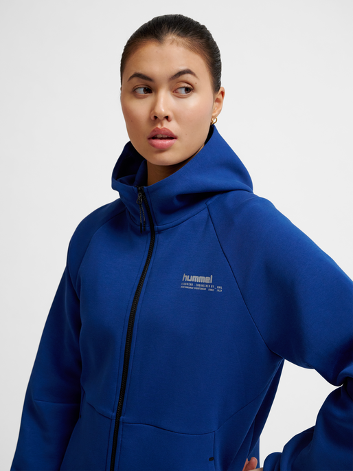 hmlTECH FLEECE REGULAR ZIP HOODIE, ESTATE BLUE, model