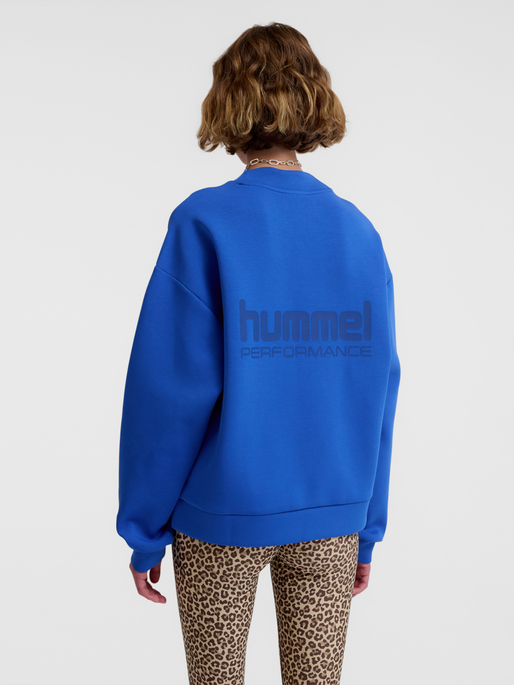 hmlFAST TECH FLEECE CREW, OLYMPIAN BLUE, model