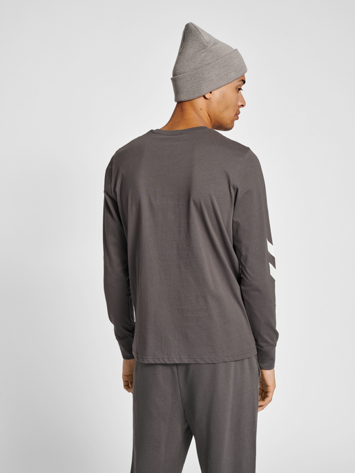 hmlLEGACY T-SHIRT L/S, BLACKENED PEARL, model