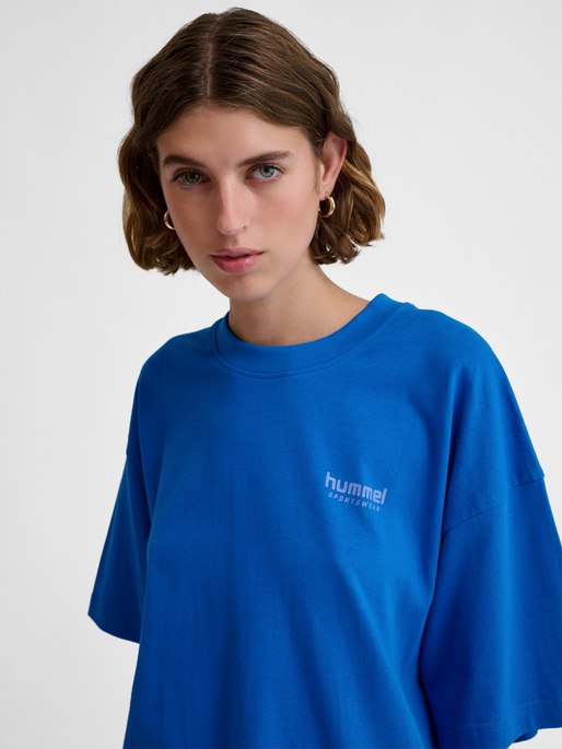 hmlLOOSE T-SHIRT S/S BEES STADIUM, SKYDIVER, model