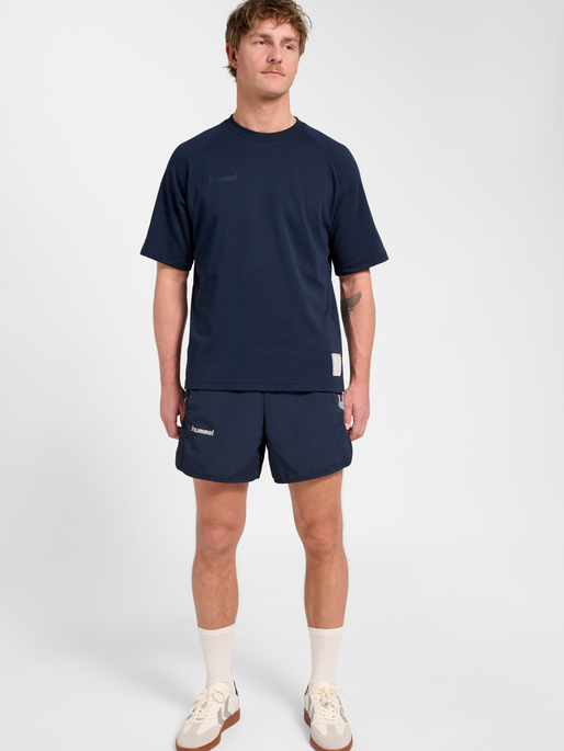 hmlWORLD 26 TRACK SHORTS, DARK SAPPHIRE, model