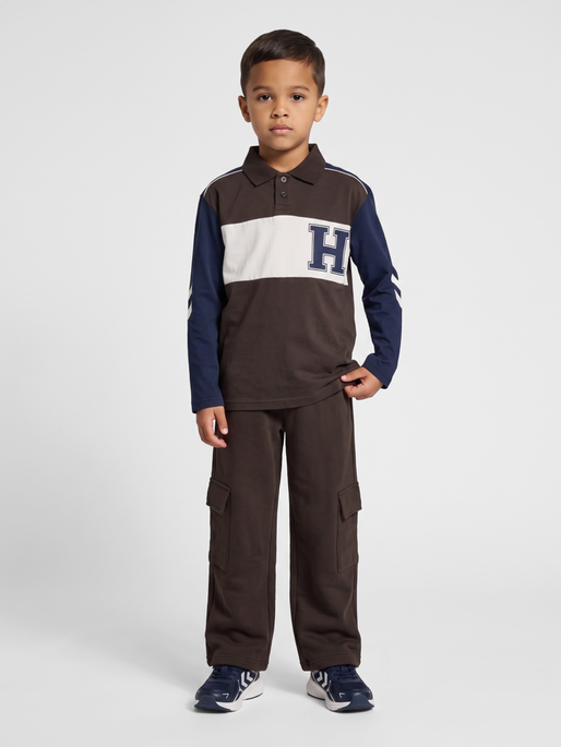 hmlTIMMI CARGO SWEAT PANTS, TURKISH COFFEE, model