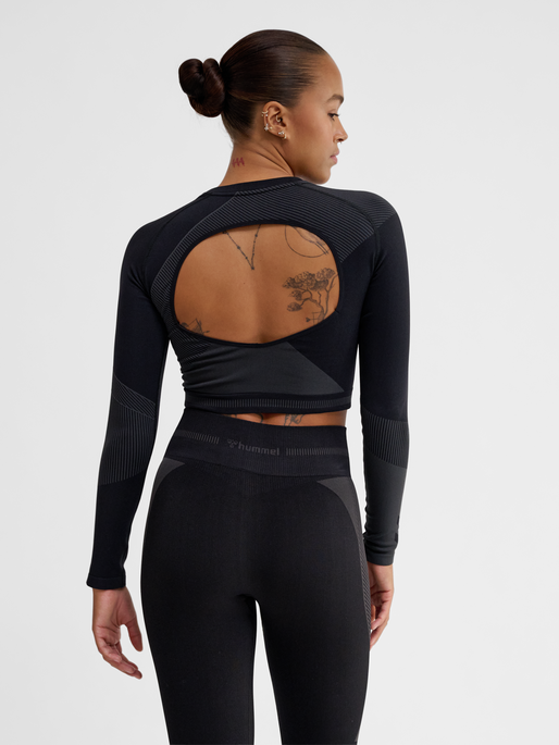 hmlUNITY SEAMLESS CROP T-SHIRT L/S, BLACKENED PEARL, model