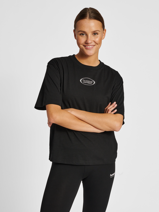 hmlLGC TAMMY T-SHIRT, BLACK, model