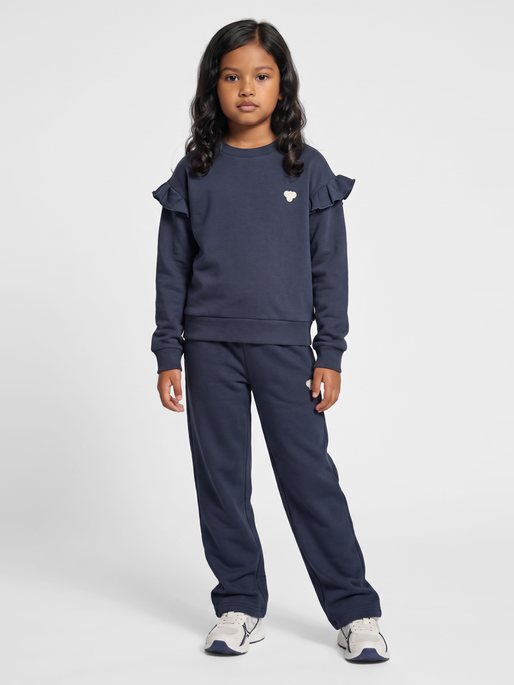 hmlJR LOOSE FLAIR SWEATSHIRT BEE, OMBRE BLUE, model