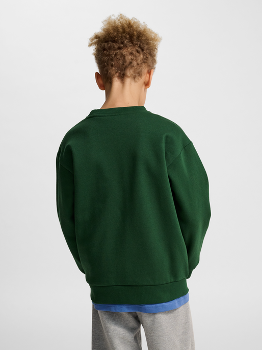 hmlJR LOOSE CREWNECK BEE, DARK GREEN, model