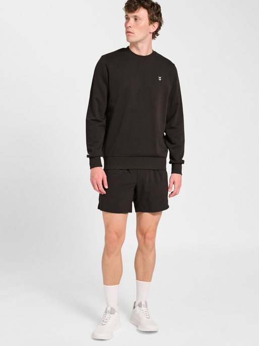 hmlPULSE SWEAT CREWNECK, AFTER DARK, model