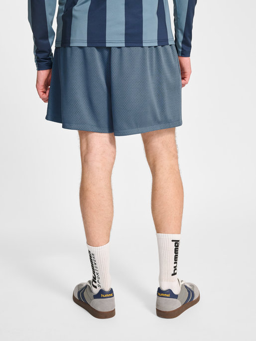 hmlPULSE MESH SHORTS, BLUE MIRAGE, model