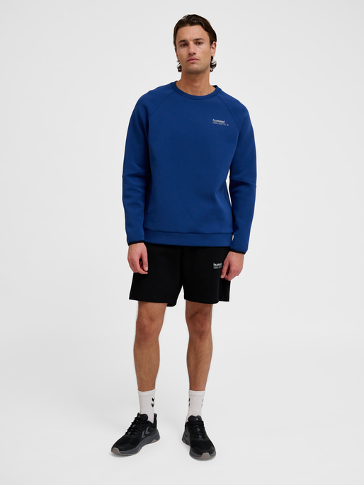hmlTECH FLEECE REGULAR CREW, ESTATE BLUE, model