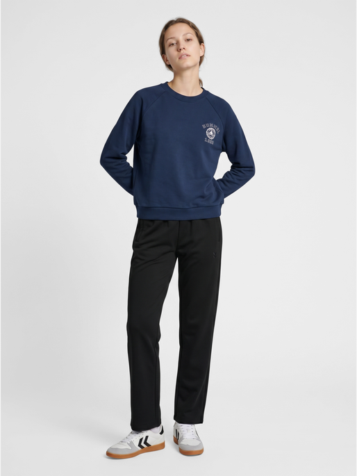 hmlKEEPER W BOXY GRAPHIC CREWNECK, DRESS BLUES, model