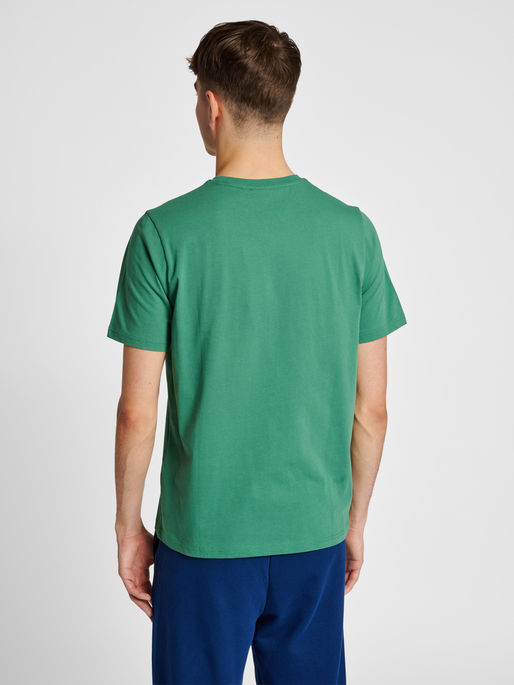 hmlLGC GABE T-SHIRT, FOLIAGE GREEN, model