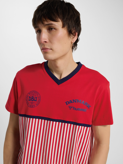 DBU 26 FAN 86 BLOCK COTTON TEE SS, TANGO RED/WHITE, model