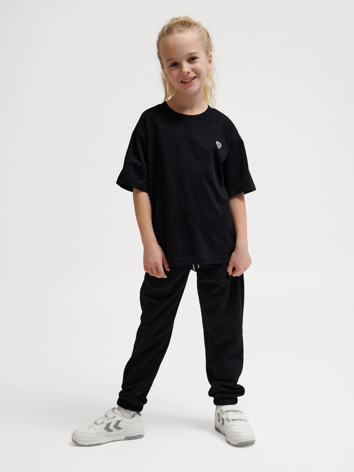hmlJR LOOSE T-SHIRT S/S BEE, BLACK, model