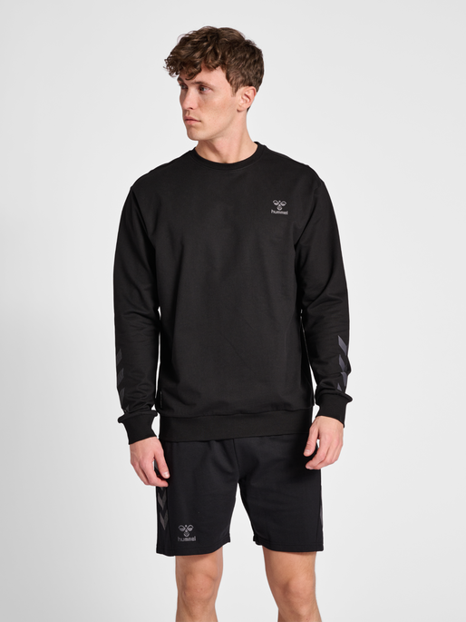 hmlOFFGRID COTTON SWEATSHIRT, JET BLACK/FORGED IRON, model