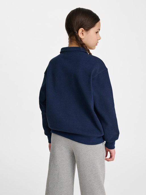hmlJR LOOSE PIQUE POLO SWEATSHIRT, DRESS BLUES, model