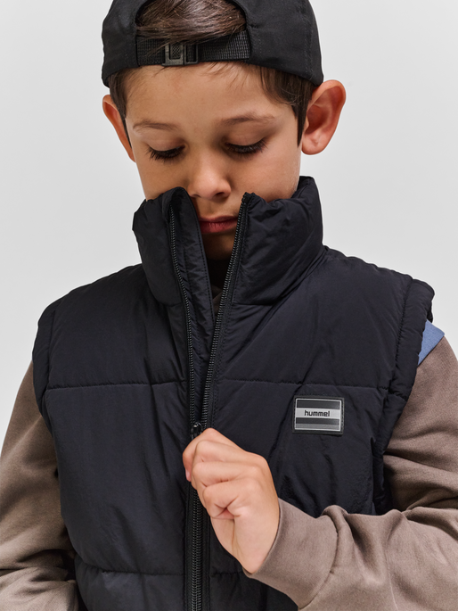 hmlCRISP TEX VEST, BLACK, model