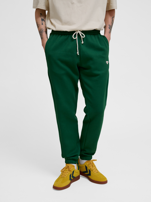 hmlLOOSE SWEATPANT BEE, EDEN, model