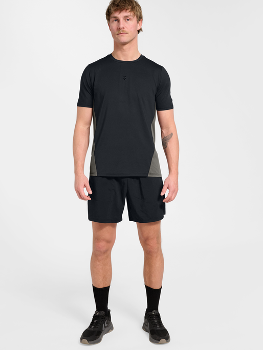 hmlPULSE TRAINING  2.0 T-SHIRT S/S, BLACK, model