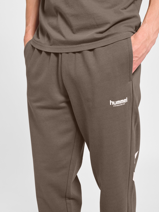 hmlLEGACY 2.0 SWEATPANTS, DARK NIGHT, model
