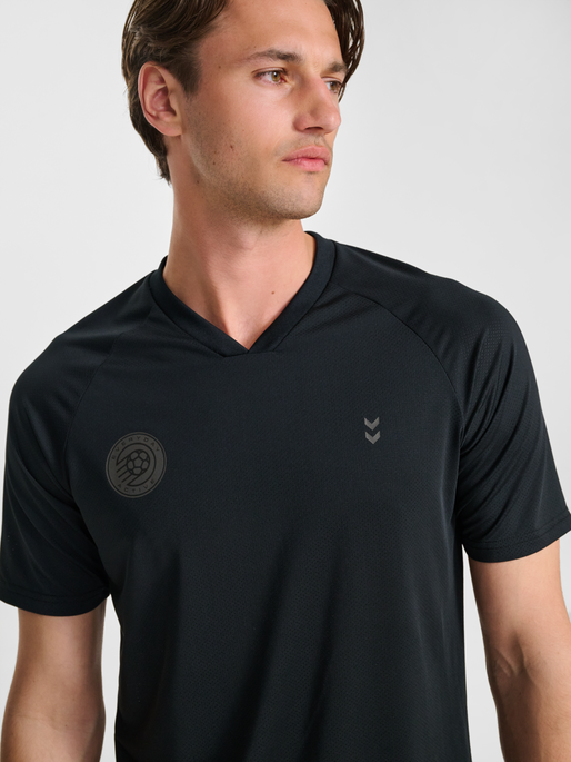 hmlPULSE MESH T-SHIRT S/S, BLACK/EBONY, model