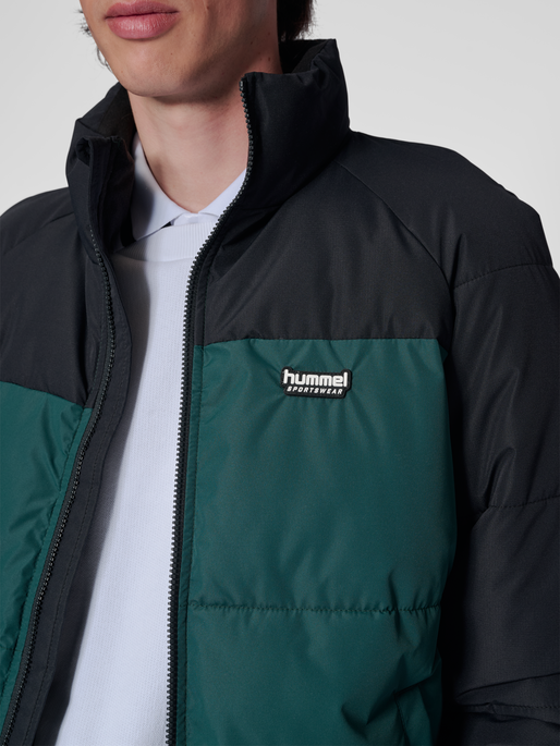 hmlPUFF JACKET SHORT SPORTSWEAR, PONDEROSA PINE, model