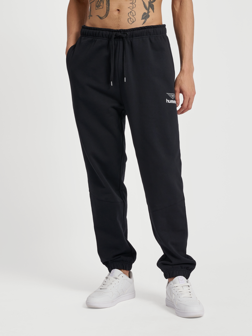 hmlHIVE WADE SWEATPANTS, BLACK, model