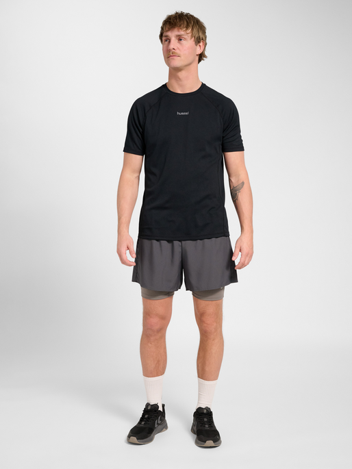 hmlMOMENTUM T-SHIRT S/S, BLACK, model