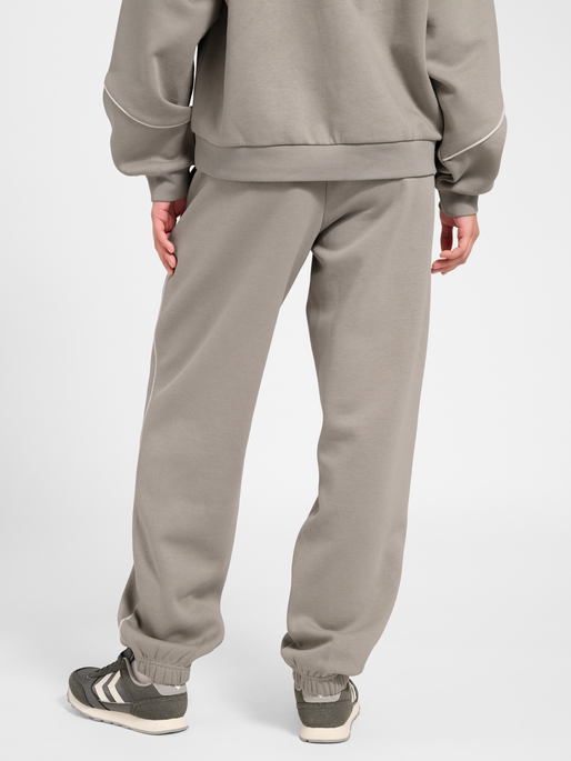 hmlKEEPER W PIPING SWEATPANT, ROCK RIDGE, model