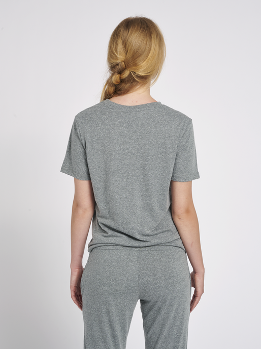 hmlZANDRA T-SHIRT, DARKEST SPRUCE MELANGE, model