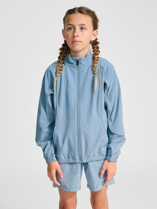 hmlJR WOVEN ZIP JACKET, FADED DENIM, model
