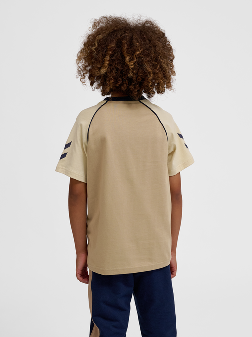 hmlROLF T-SHIRT S/S, CORNSTALK, model