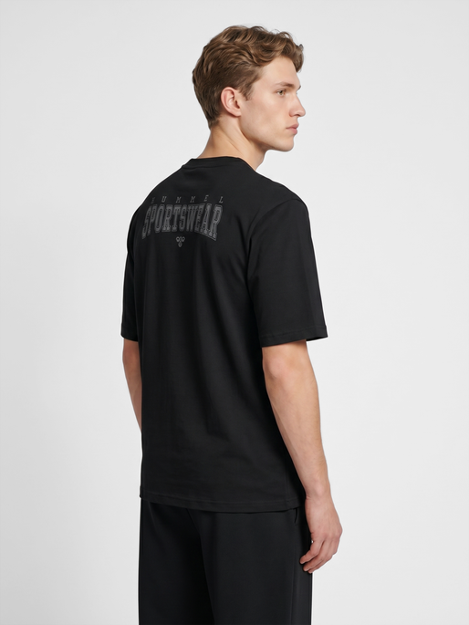 hmlHIIT LOOSE T-SHIRT S/S, BLACK/EBONY, model