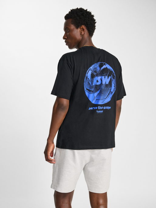 hmlLOOSE T-SHIRT S/S HSW FOOTBALL, BLACK, model