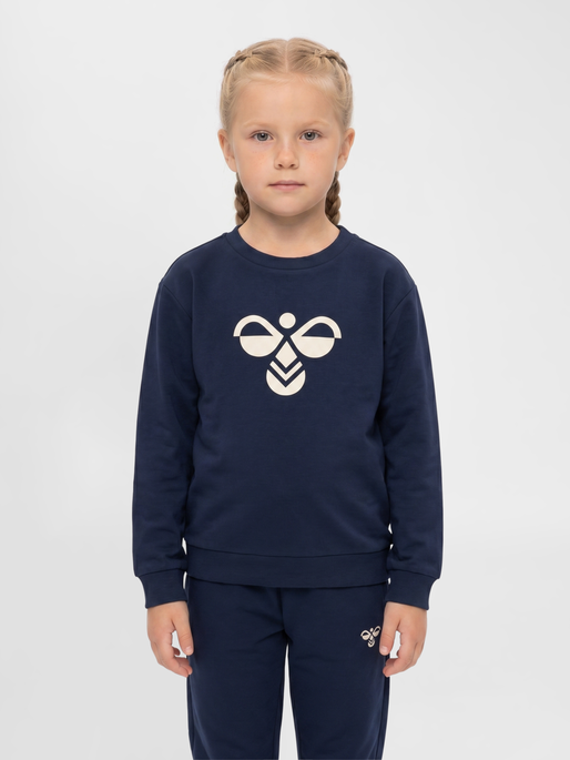 hmlJR REG TUKAS SWEATSHIRT, DRESS BLUES, model