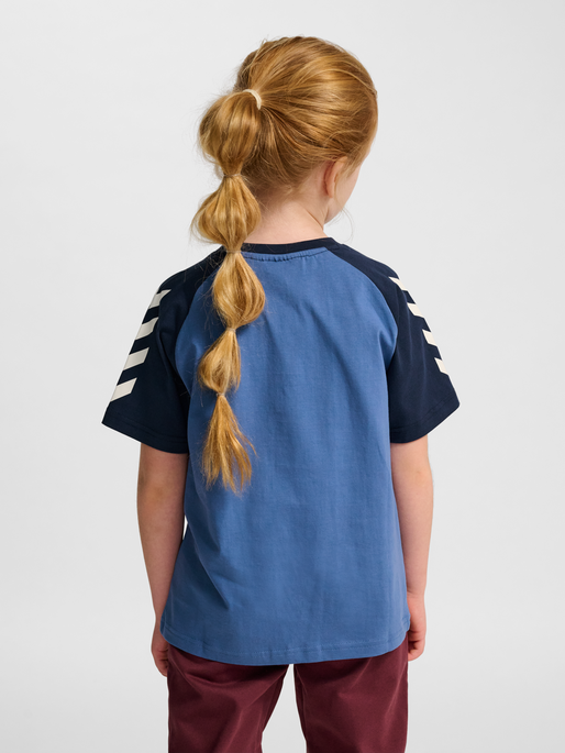 hmlJR LOGO T-SHIRT S/S, DUTCH BLUE, model