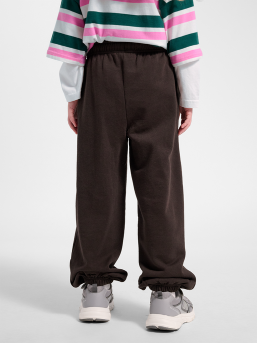 hmlJR JUMP BOXY ELASTIC SWEATPANTS, CHOCOLATE TORTE, model