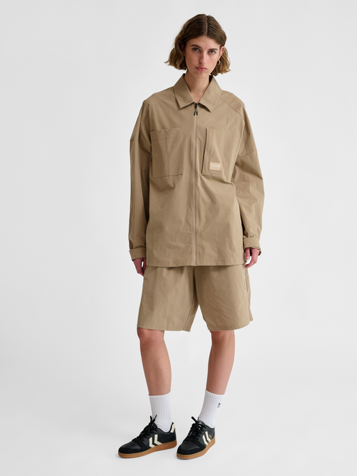 hmlSORONA LOOSE OVERSHIRT, CORNSTALK, model