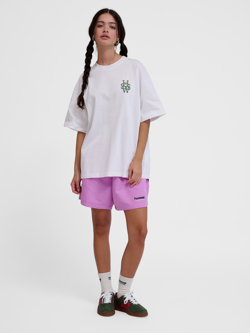 hmlLOOSE T-SHIRT S/S BEES STADIUM, WHITE/EDEN, model