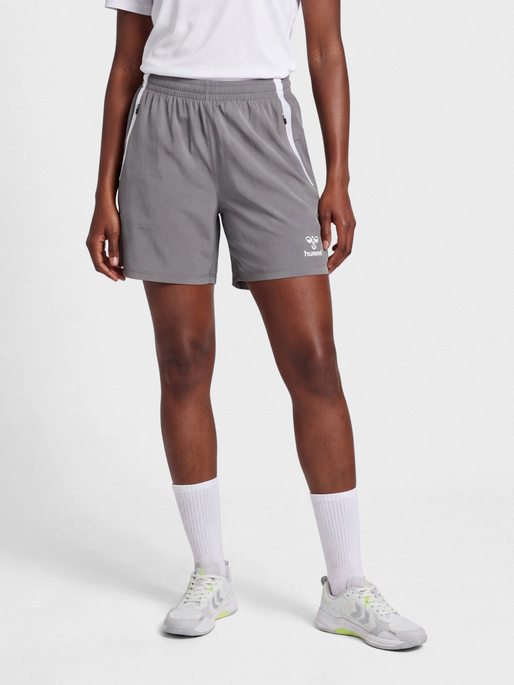 hmlLEAD 2.0 WOVEN SHORTS WOMAN, STEEL GRAY, model