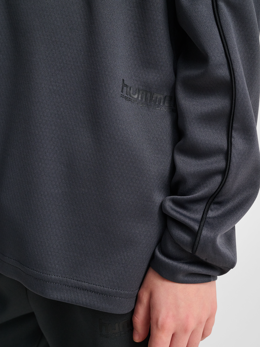 hmlJR T-SHIRT L/S, EBONY, model