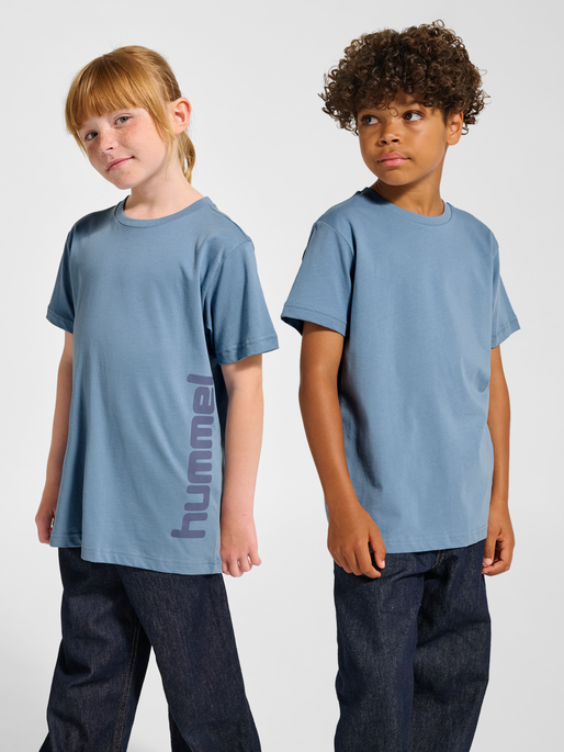 hmlPRINT T-SHIRT S/S, FADED DENIM, model