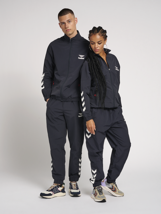 hmlNIKKI ZIP JACKET, DARK NAVY, model