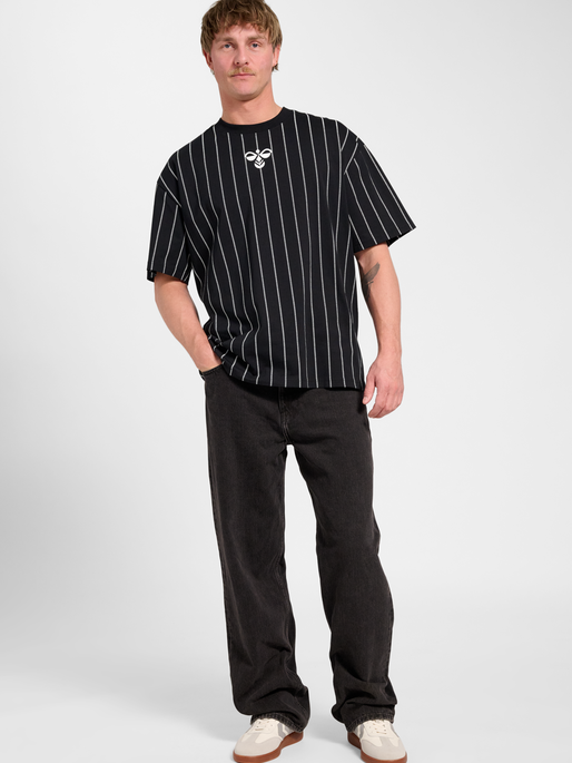 Chevron Pinstripe T-Shirt, BLACK/WHITE, model
