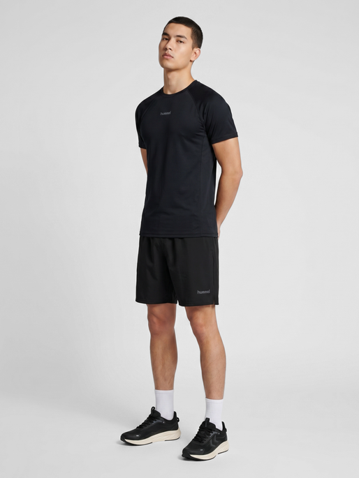hmlHYBRID SHORTS, BLACK, model
