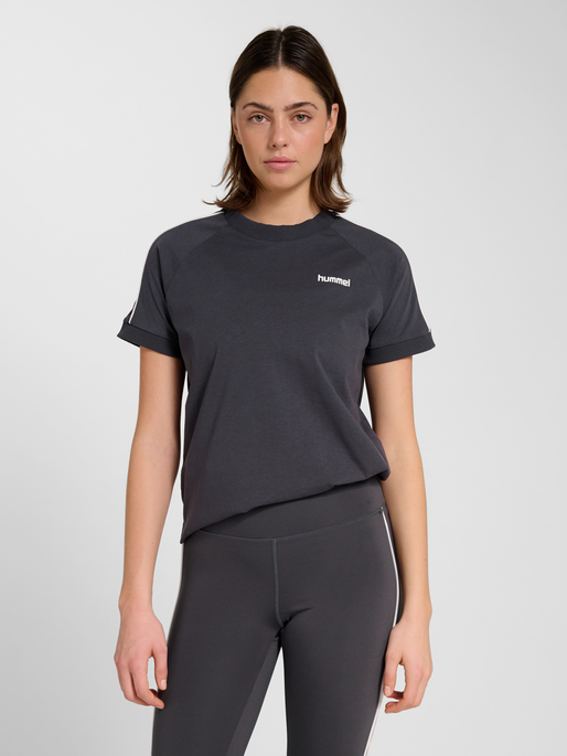 hmlPULSE PIPING W T-SHIRT S/S, EBONY, model
