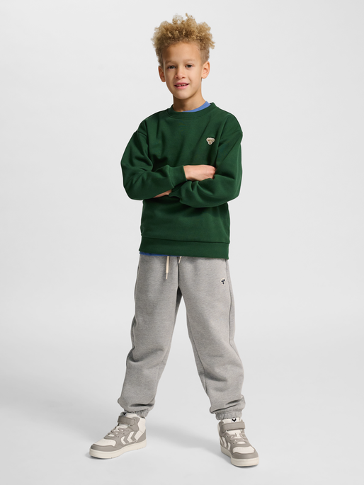hmlJR LOOSE CREWNECK BEE, DARK GREEN, model