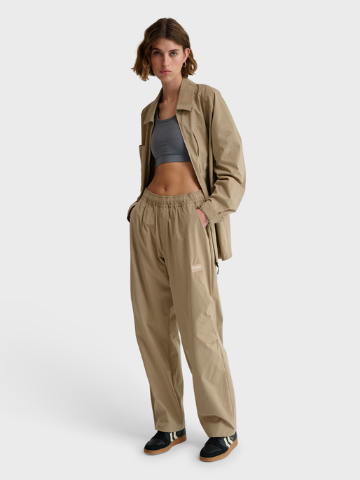hmlSORONA REGULAR PANTS, CORNSTALK, model