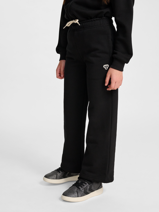 hmlJR LOOSE WL SWEATPANTS BEE, BLACK, model