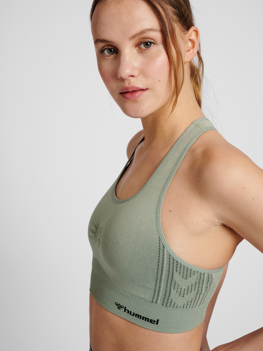 hmlMT SHAPING SEAMLESS SPORTS TOP, LILY PAD, model