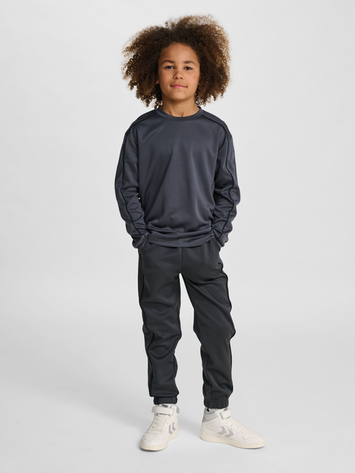 hmlJR T-SHIRT L/S, EBONY, model